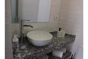 Bathroom - Vrbo Property (Porto)