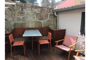 Outdoor dining - Vrbo Property (Porto)