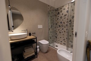 Hair dryer, towels, soap, shampoo - Le Graniglie mini stylish apartment in Rome (Roma)