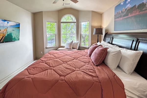 3 bedrooms, desk, iron/ironing board, free WiFi