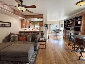 Living area - Victorian Chateau Ensuite Stay Pet-Friendly (Grand Junction)