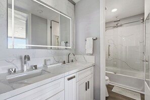 Secadora de cabello, toallas, jabón, papel de baño 