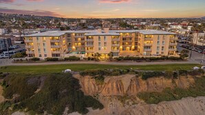 A multi-story hotel with a pool, surrounded by a landscaped area and a cliff. - Oceanfront Oasis in Pacific Beach  Walk to PB Pier  Pool Monthly Rental (San Diego)