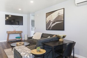 Living area - Oceanfront Oasis in Pacific Beach  Walk to PB Pier  Pool Monthly Rental (San Diego)