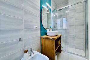 Een douche, een bidet, shampoo