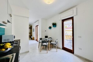 Una cocina moderna con comedor, vistas al exterior y un balcón.