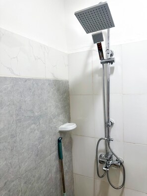Shower, towels, soap, toilet paper - Cosy air-conditioned studio with wifi, near city center and airport - Cotonou (Cotonou)