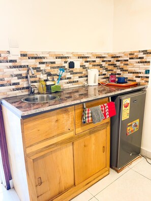Fridge, microwave, electric kettle, cookware/dishes/utensils - Cosy air-conditioned studio with wifi, near city center and airport - Cotonou (Cotonou)