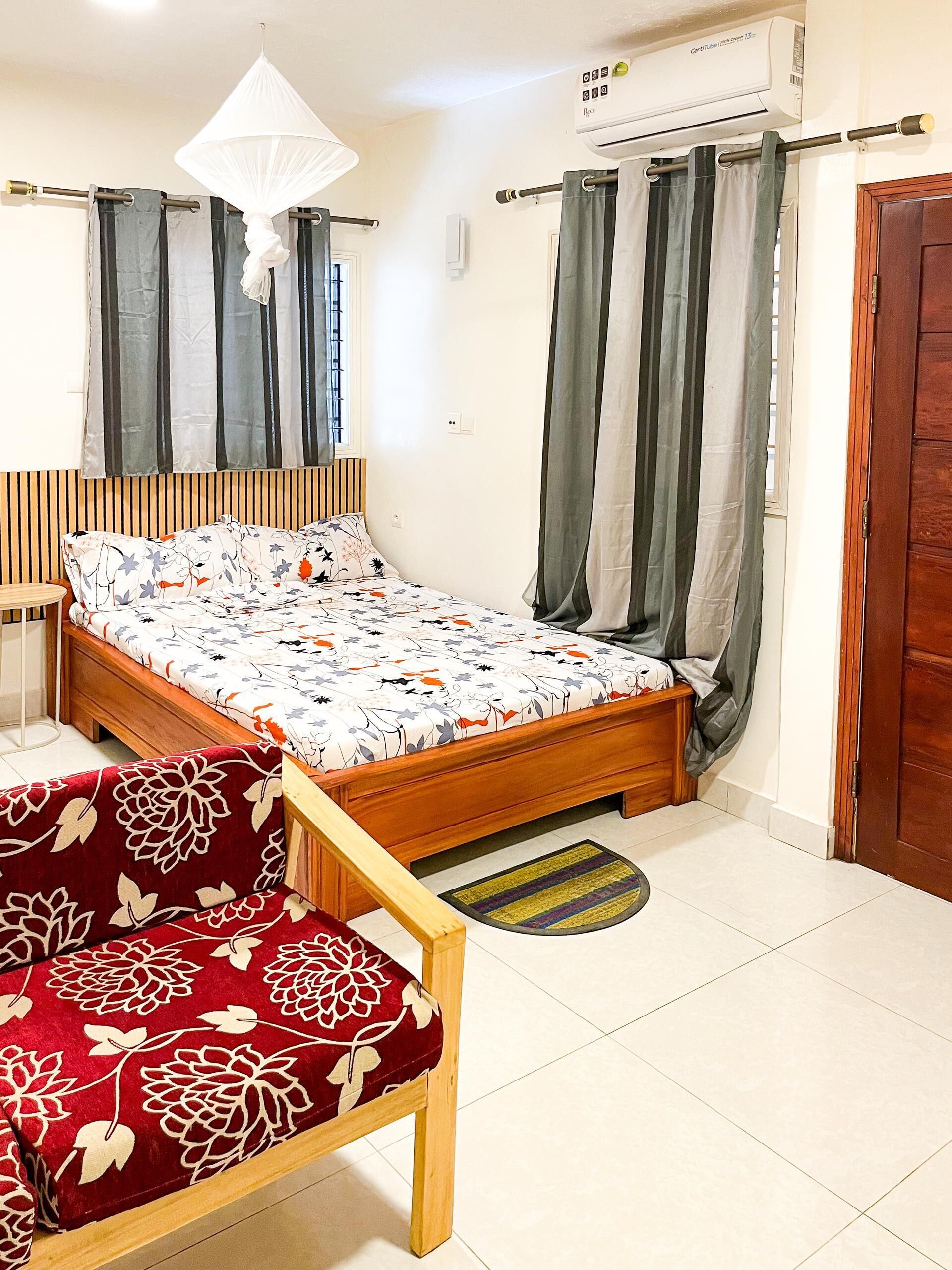 1 habitación, tabla de planchar con plancha, wifi y ropa de cama 