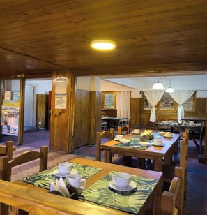 Comfort Room, City View | Dining