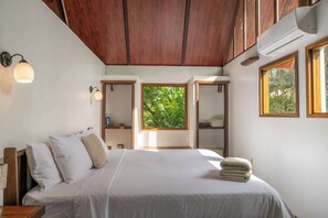 2 bedrooms, WiFi, bed sheets - Casa León – Walk to Beach, AC, High-Speed Fiber WiFi (Talamanca)