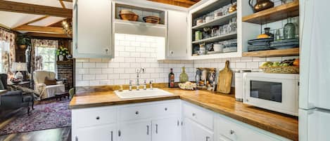 Frigorífico, microondas, placa de cocina y cafetera o tetera