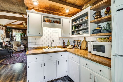 Quaint Couple's Cottage in Warsaw Countryside