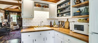 Quaint Couple's Cottage in Warsaw Countryside