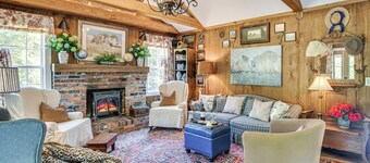 Quaint Couple's Cottage in Warsaw Countryside