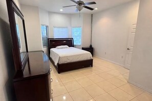 2 chambres, fer et planche à repasser, Wi-Fi, draps fournis