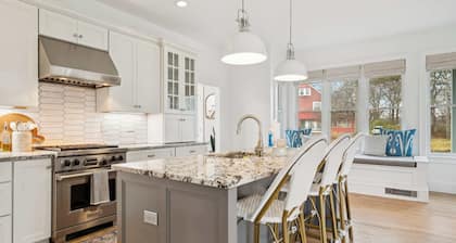 3 Mins to York Beach | Large Deck | Water View