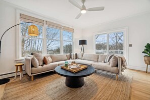 TV, offices - 3 Mins to York Beach | Large Deck | Water View (York)