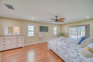 Room - Cape Villa w Heated Saltwater Pool-Private Dock-Gulf Access (Cape Coral)