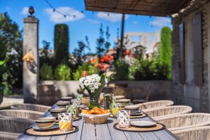 Outdoor dining - Vrbo Property (Saint-Rémy-de-Provence)