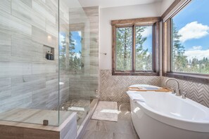 Shower, hair dryer, towels - Fairway Estate: Hot Tub, Fire Pit & Dog Friendly (Truckee)