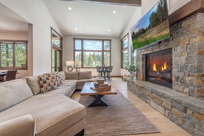 Smart TV, fireplace - Fairway Estate: Hot Tub, Fire Pit & Dog Friendly (Truckee)