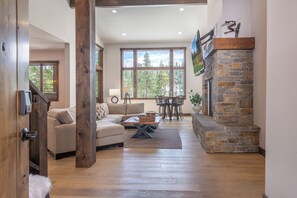 Smart TV, fireplace - Fairway Estate: Hot Tub, Fire Pit & Dog Friendly (Truckee)