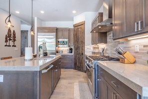 Fridge, microwave, oven, stovetop - Fairway Estate: Hot Tub, Fire Pit & Dog Friendly (Truckee)