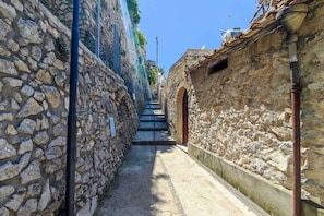 A narrow stone alleyway with a staircase leading up. - Casa Giulia Positano (Positano)