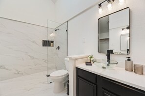 Douche, séchoir à cheveux, serviettes fournies, savon