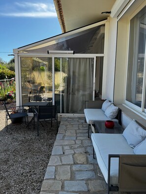 Outdoor dining - Villa 'Claud' House' with Mountain View, Wi-Fi, and Air Conditioning (La Cadière-d'Azur)