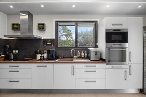 Refrigerador, microondas, horno, placa de cocina