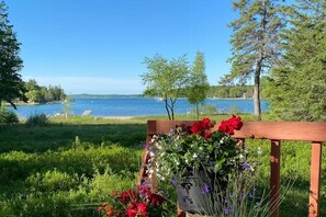 Property grounds - Spacious 4-bedroom house on beautiful Lake Charlevoix , located in Oyster Bay (Charlevoix)