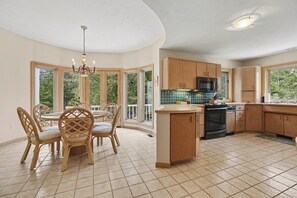 Private kitchen - Spacious 4-bedroom house on beautiful Lake Charlevoix , located in Oyster Bay (Charlevoix)