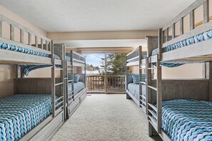 Room - Spacious 4-bedroom house on beautiful Lake Charlevoix , located in Oyster Bay (Charlevoix)