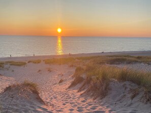 Beach - Spacious 4-bedroom house on beautiful Lake Charlevoix , located in Oyster Bay (Charlevoix)