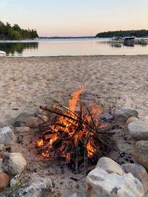 Beach - Spacious 4-bedroom house on beautiful Lake Charlevoix , located in Oyster Bay (Charlevoix)