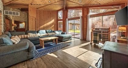 Indoor Pool, Game Rm, Pickleball, Spa, Bbq, Petok