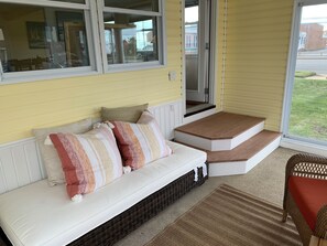 Terrace/patio - 6 houses to beach, HUGE fenced yard, 4-5 bed 2 ½ bath, Sleeps 14 (Long Beach)