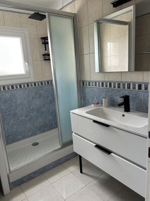 Bathroom - Vrbo Property (Saint-Denis-d'Oléron)