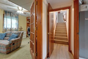 Living area - HOST WITH THE MOST - Spacious 4-bedroom house in awesome Smyrna (Smyrna)