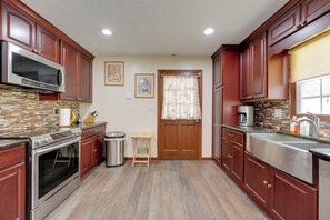 Private kitchen - HOST WITH THE MOST - Spacious 4-bedroom house in awesome Smyrna (Smyrna)