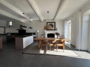 Dining - Charming village house with garden (Rognes)
