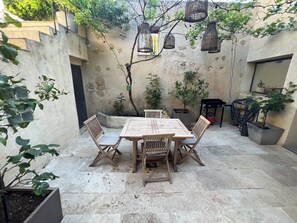 Outdoor dining - Charming village house with garden (Rognes)