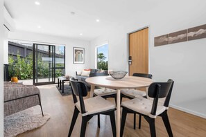 Dining - 3BDR Award Winning Home in peaceful cul de sac (Auckland)