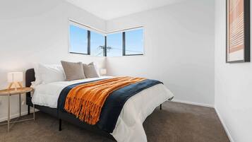 3 bedrooms, internet, bed sheets