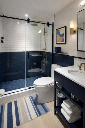 Luxury Double Room | Bathroom - Royal Upscale Hotel (Toronto)