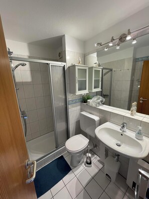 Shower, hair dryer - Vacation apartment "Auszeit" in Hooksiel - ground floor, dog-friendly accommodation with terrace, garden and two bedrooms in a quiet, central location. (Hooksiel)