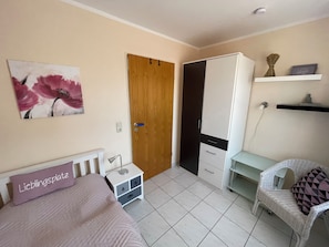 2 bedrooms, free WiFi - Vacation apartment "Auszeit" in Hooksiel - ground floor, dog-friendly accommodation with terrace, garden and two bedrooms in a quiet, central location. (Hooksiel)
