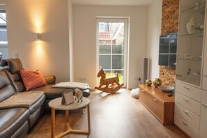 Living area - Stylishly furnished semi-detached house directly on the Wangermeer with garden, terrace, modern furnishings and dog-friendly - ideal for your North Sea vacation in Hohenkirchen. (Wangerland)